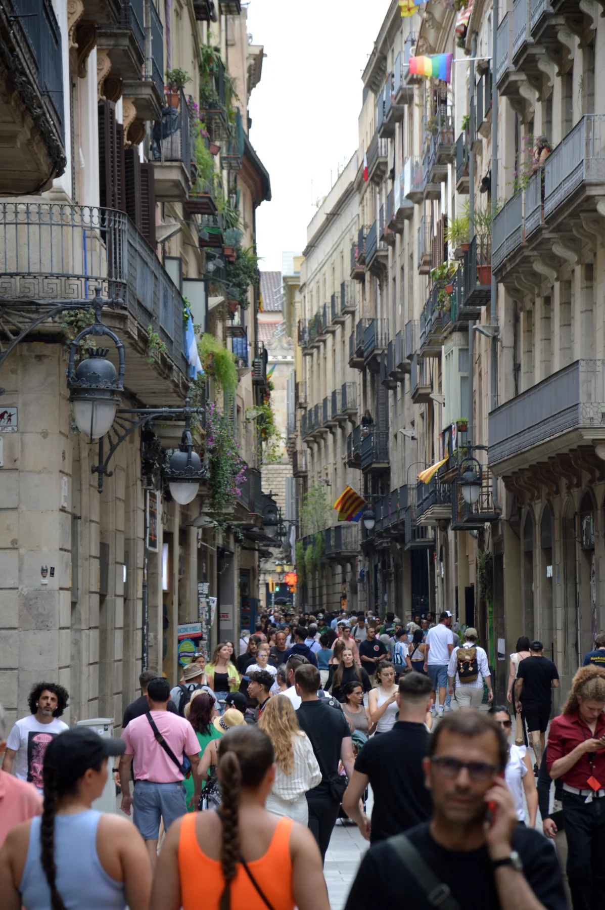 Vianants al carrer de la Portaferrissa de Barcelona